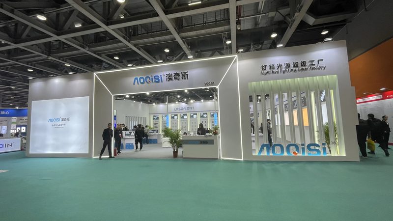 大型广告牌UV喷绘与写真：材质与工艺的差异化解析**
